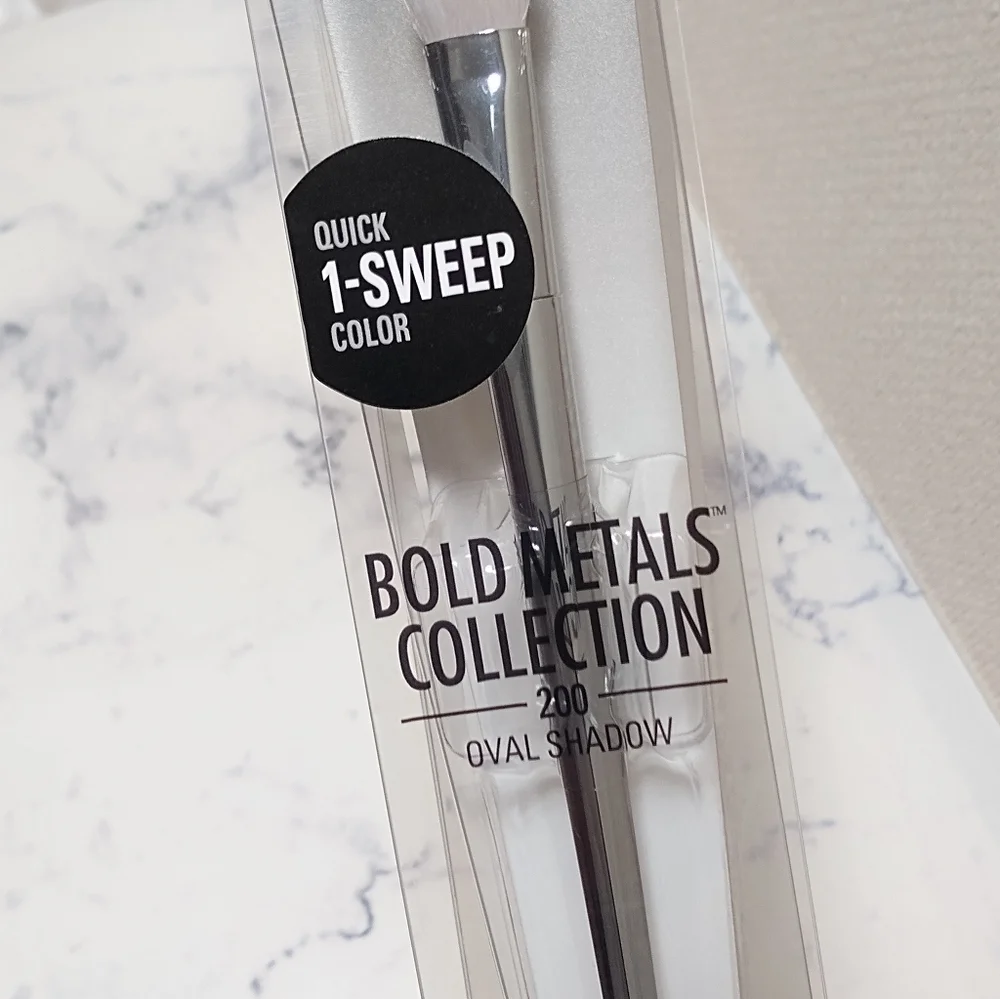 Real Techniques  Bold Metals Collection 200 OVAL SHADOW BRUSH New In Box